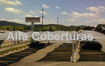 coberturas de sombreamento estacionamento moto instaladas hiper mercado Assai Aracaju
